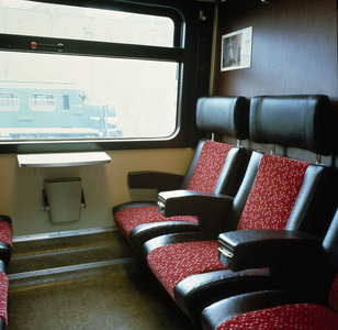 800042 Interieur van het electrische treinstel nr. 4007 (plan Z, ICM-0) van de N.S.: compartiment 1e klasse (niet roken).